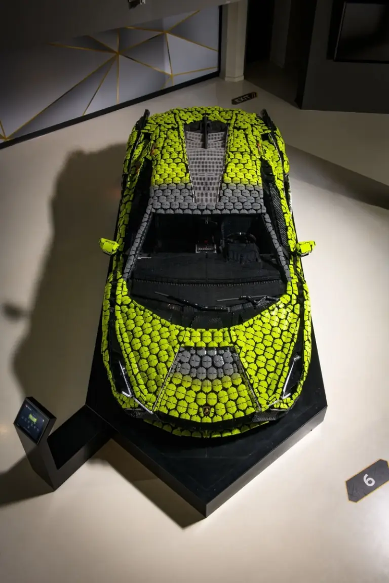 Lamborghini Sian FKP 37 - Lego Technic - 11