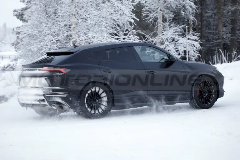 Lamborghini Urus Evo - Foto Spia 03-03-2022 - 11