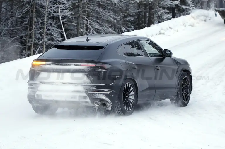 Lamborghini Urus Evo - Foto Spia 03-03-2022 - 6