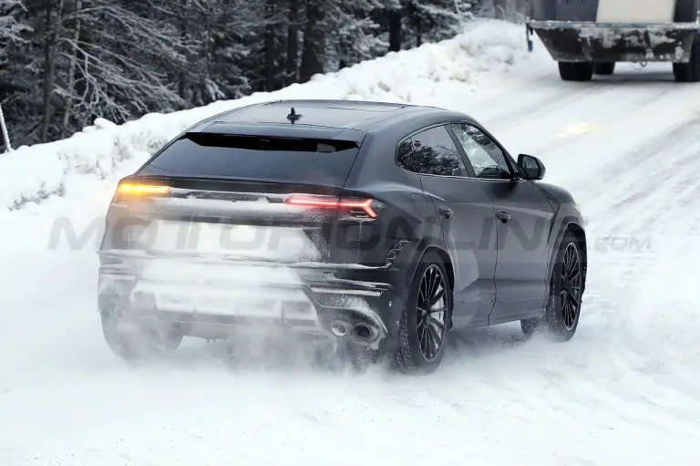 Lamborghini Urus Evo - Foto Spia 03-03-2022 - 5