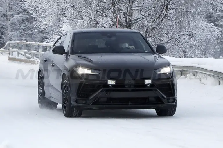 Lamborghini Urus Evo - Foto Spia 03-03-2022 - 12
