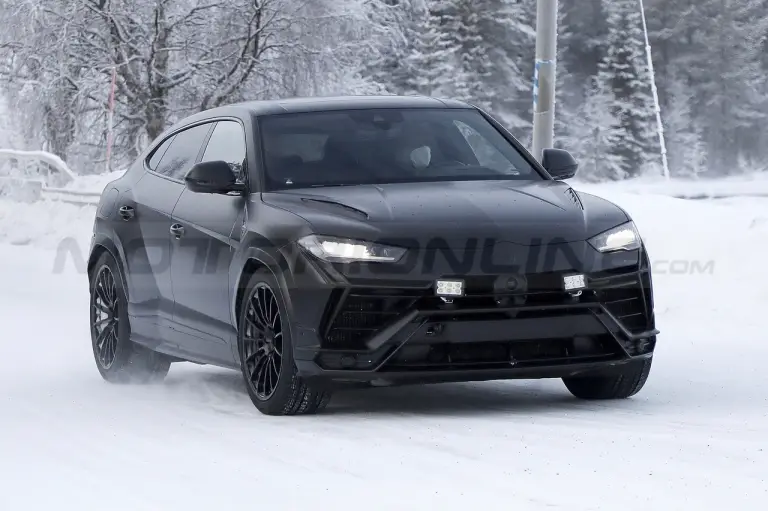 Lamborghini Urus Evo - Foto Spia 03-03-2022 - 14