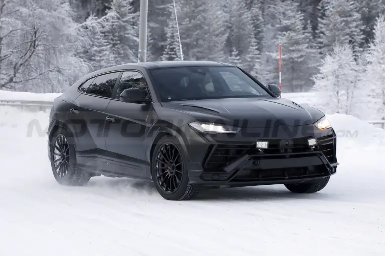 Lamborghini Urus Evo - Foto Spia 03-03-2022 - 15