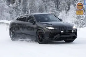 Lamborghini Urus Evo - Foto Spia 03-03-2022 - 16