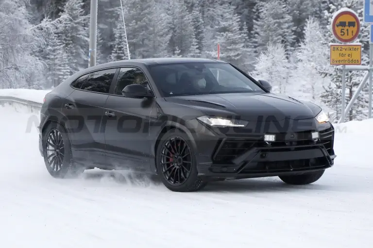 Lamborghini Urus Evo - Foto Spia 03-03-2022 - 16