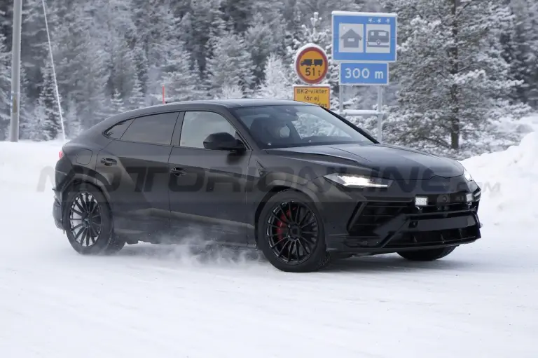 Lamborghini Urus Evo - Foto Spia 03-03-2022 - 2
