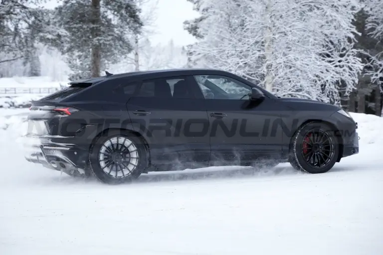 Lamborghini Urus Evo - Foto Spia 03-03-2022 - 10