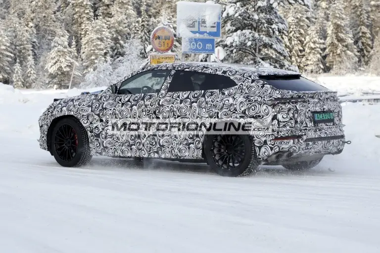 Lamborghini Urus EVO - Foto spia 2-2-2021 - 12