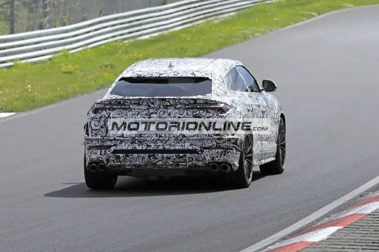 Lamborghini Urus EVO - Foto spia 20-5-2021 - 11