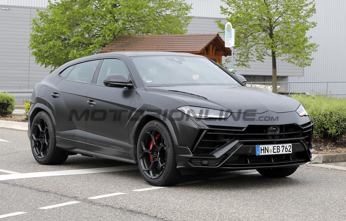 Lamborghini Urus EVO - Foto spia 24-05-2022