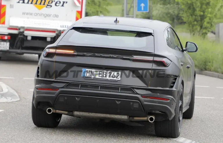 Lamborghini Urus EVO - Foto spia 24-05-2022 - 7