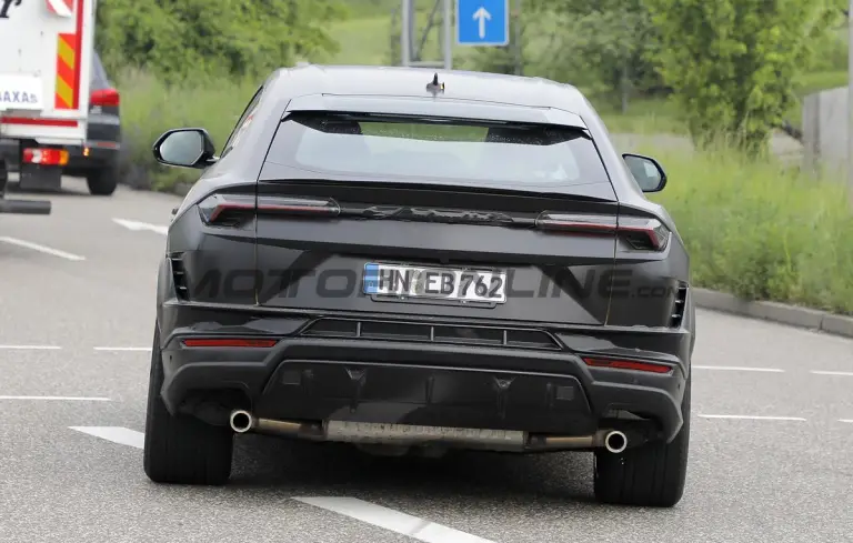 Lamborghini Urus EVO - Foto spia 24-05-2022 - 11