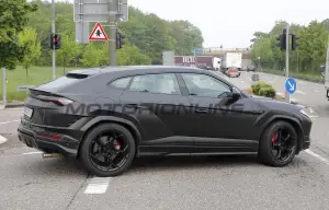 Lamborghini Urus EVO - Foto spia 24-05-2022 - 10