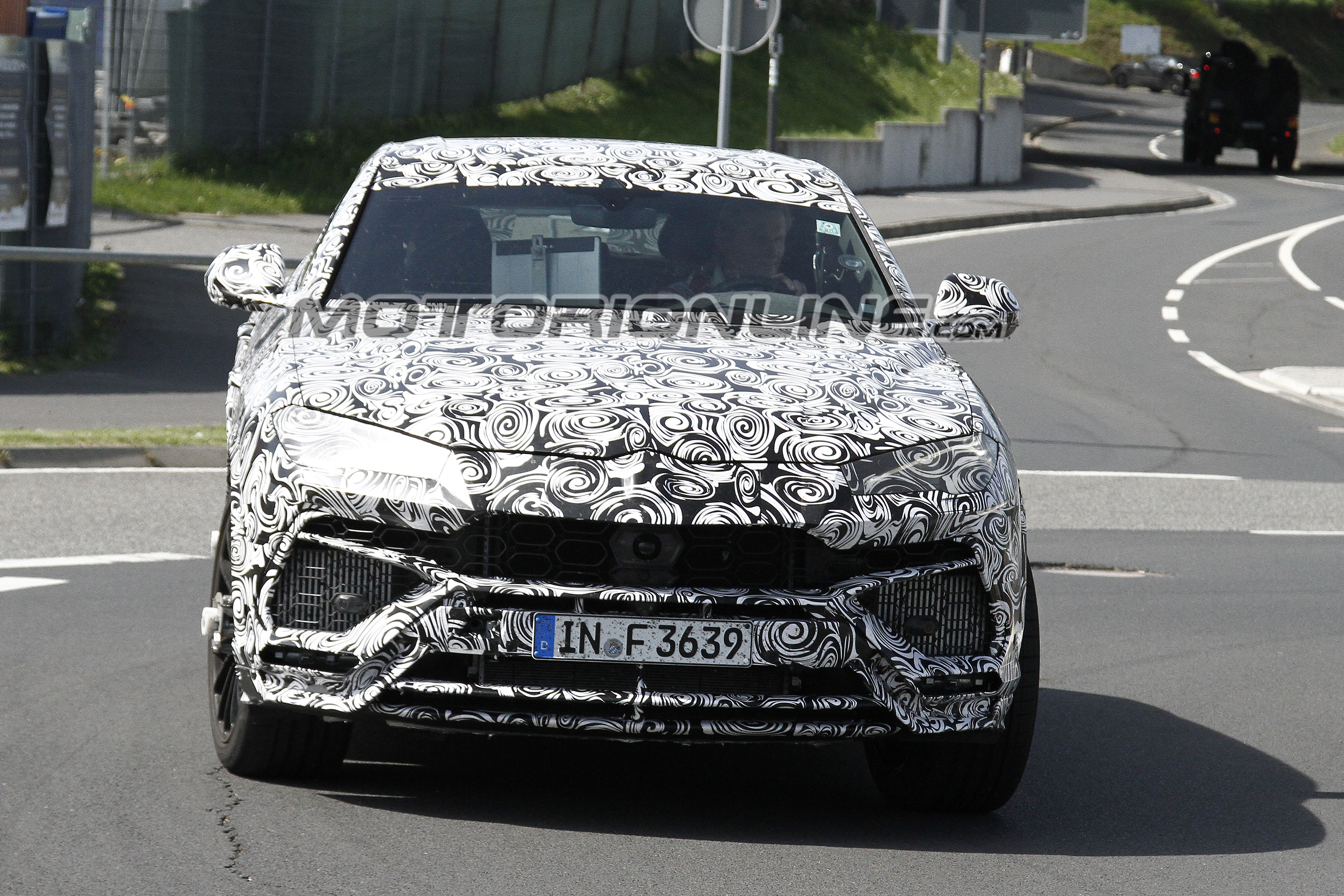 Lamborghini Urus foto spia 18 Maggio 2017