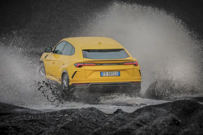 Lamborghini Urus in Islanda - 33