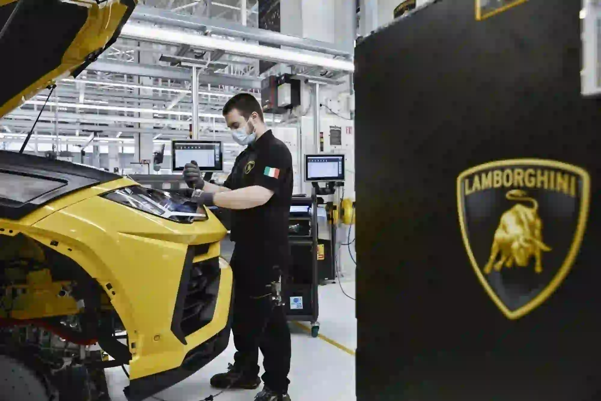 Lamborghini Urus - Record produzione giugno 2022 - 6