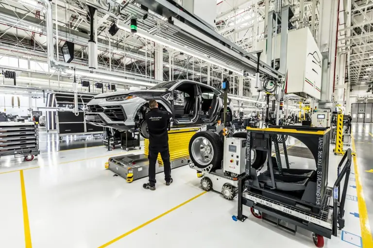 Lamborghini Urus - Record produzione giugno 2022 - 12