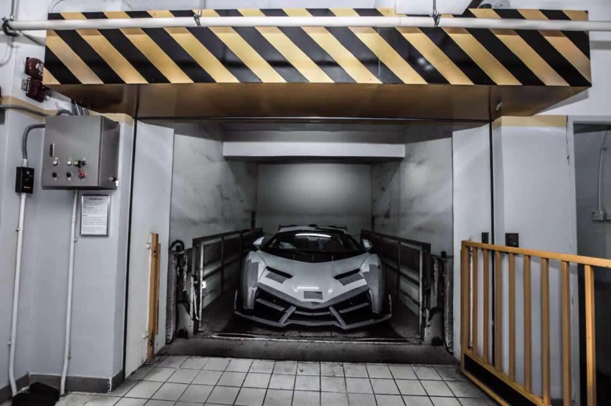 Lamborghini Veneno Roadster (White) - 4