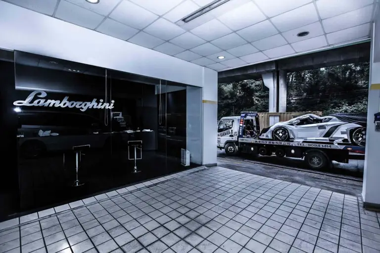 Lamborghini Veneno Roadster (White) - 7