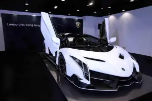 Lamborghini Veneno Roadster (White) - 13