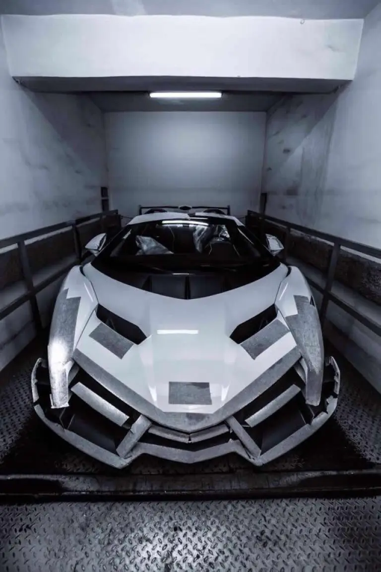 Lamborghini Veneno Roadster (White) - 17