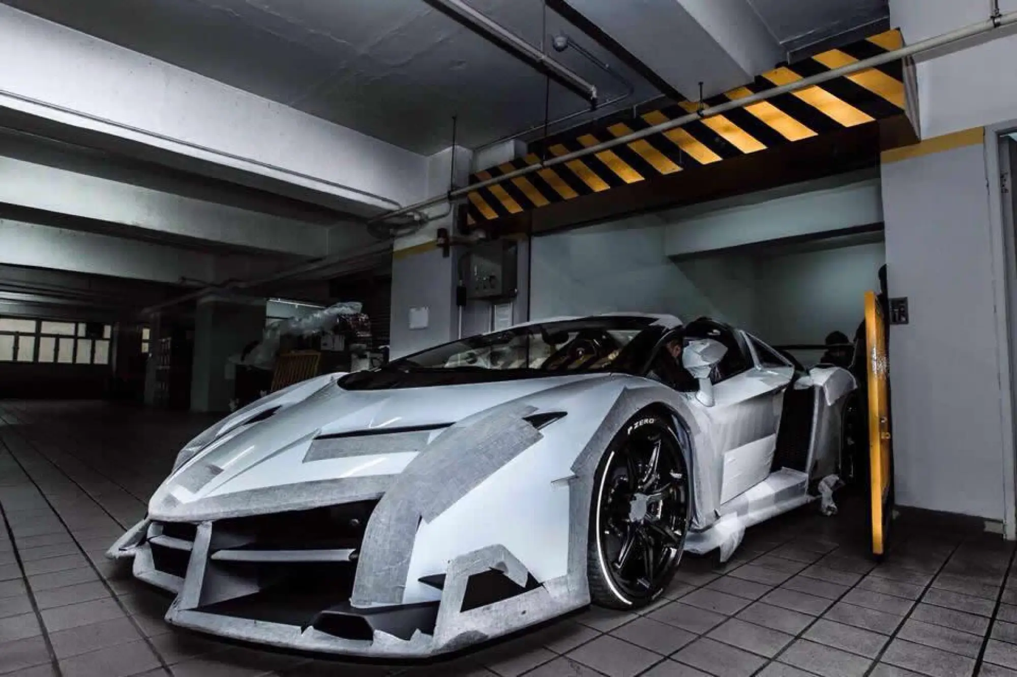 Lamborghini Veneno Roadster (White) - 18