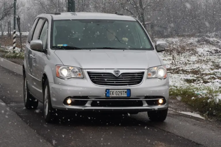 Lancia Voyager prova su strada - 31