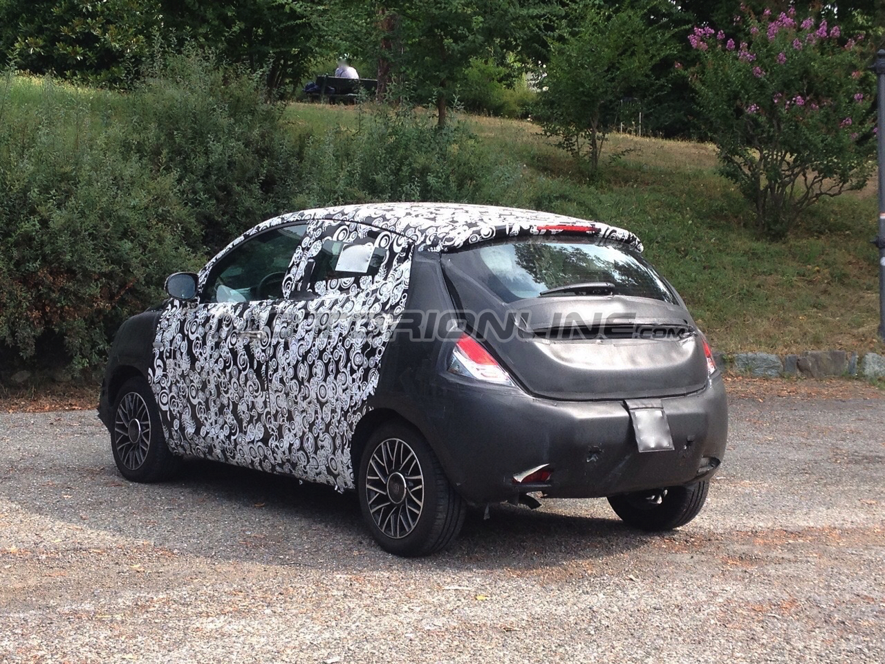 Lancia Ypsilon, prototipo in veste camouflage - Foto spia 04-08-2015 