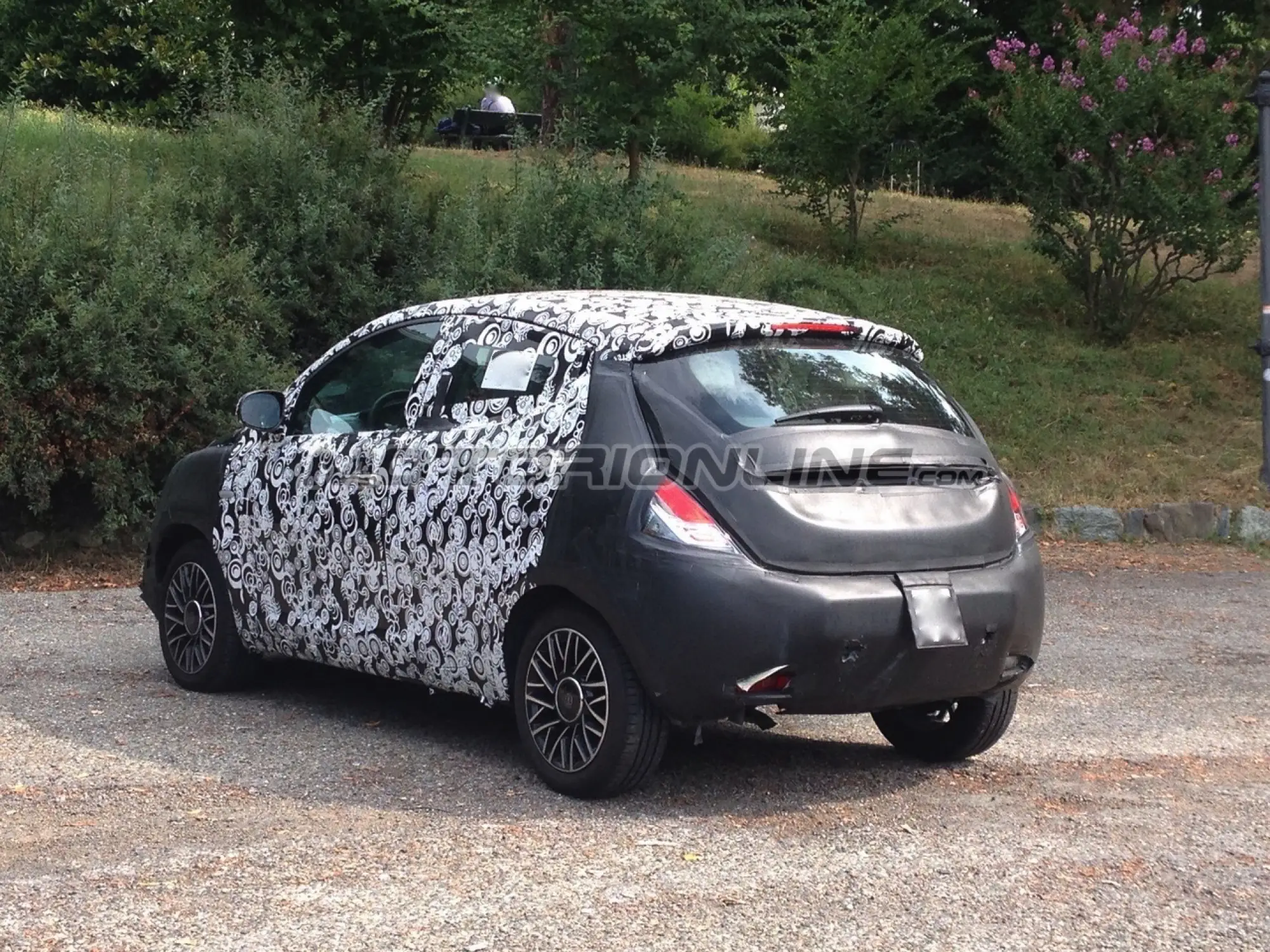 Lancia Ypsilon, prototipo in veste camouflage - Foto spia 04-08-2015  - 1