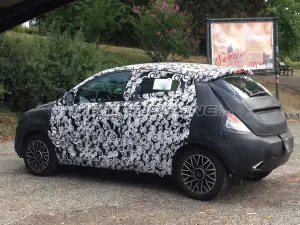 Lancia Ypsilon, prototipo in veste camouflage - Foto spia 04-08-2015  - 2