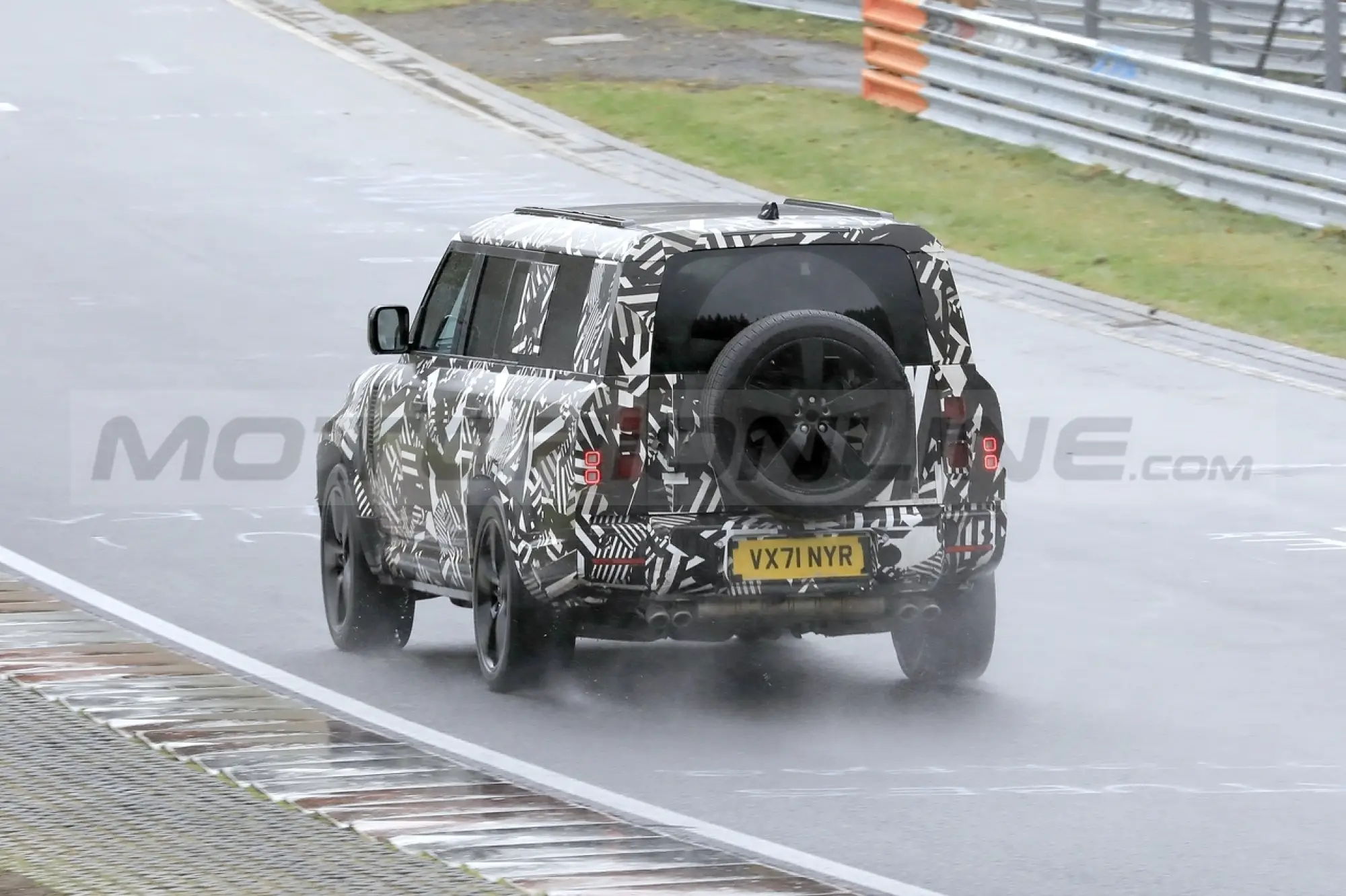 Land Rover Defender 130 2023 - Foto Spia 06-04-2022 - 11