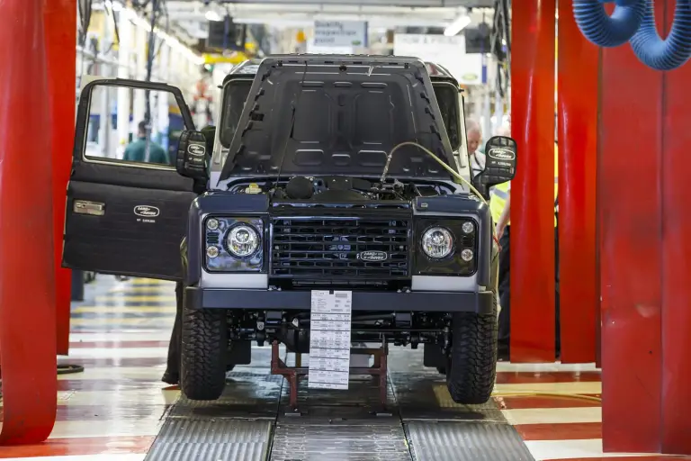 Land Rover Defender 2000000 - 11