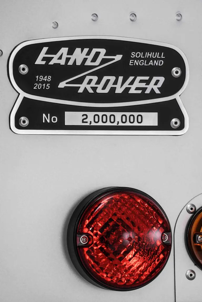 Land Rover Defender 2000000 - 28