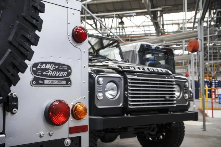 Land Rover Defender 2000000 - 55