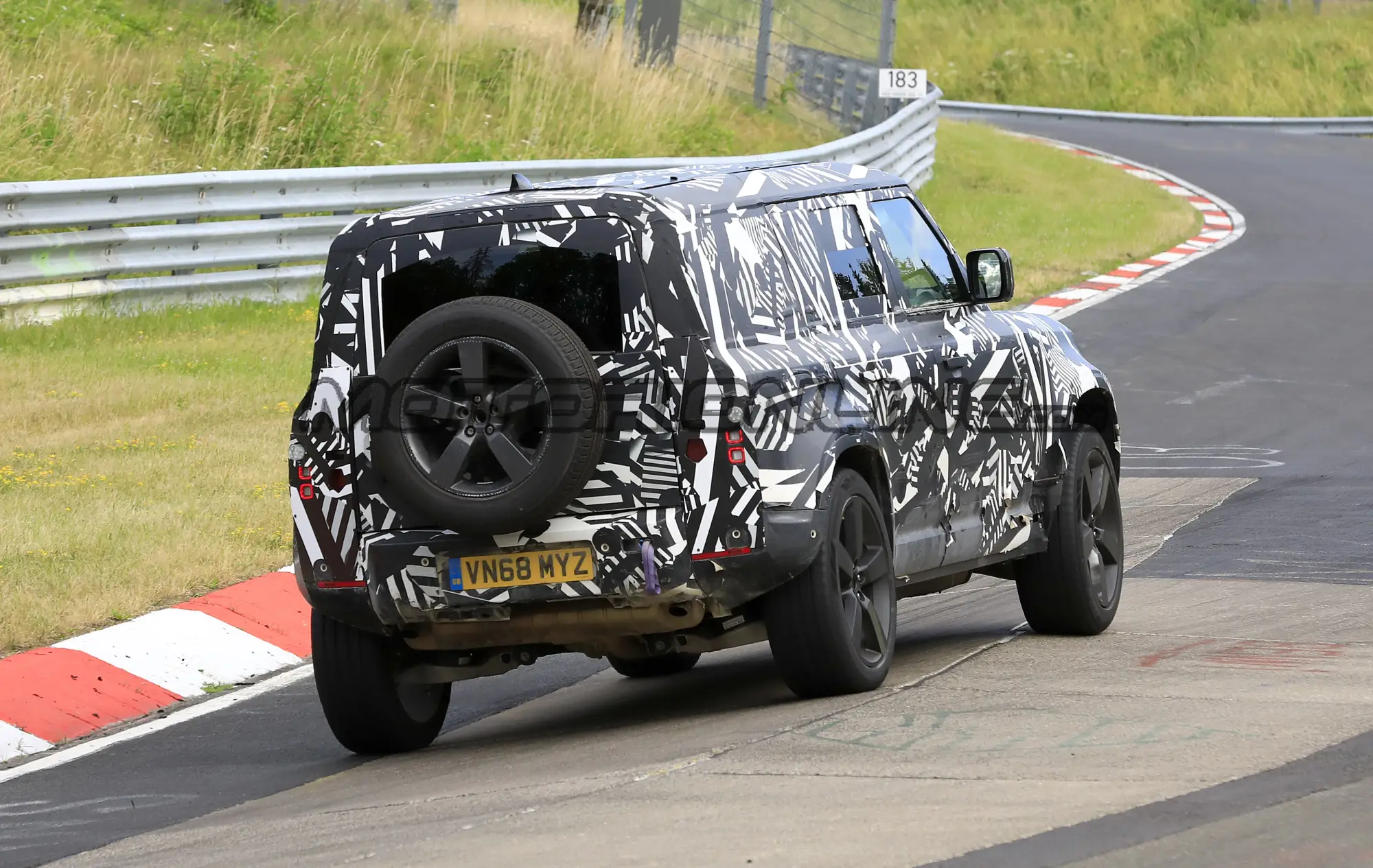 Land Rover Defender 2020 - Foto spia 03-07-2019 - 6