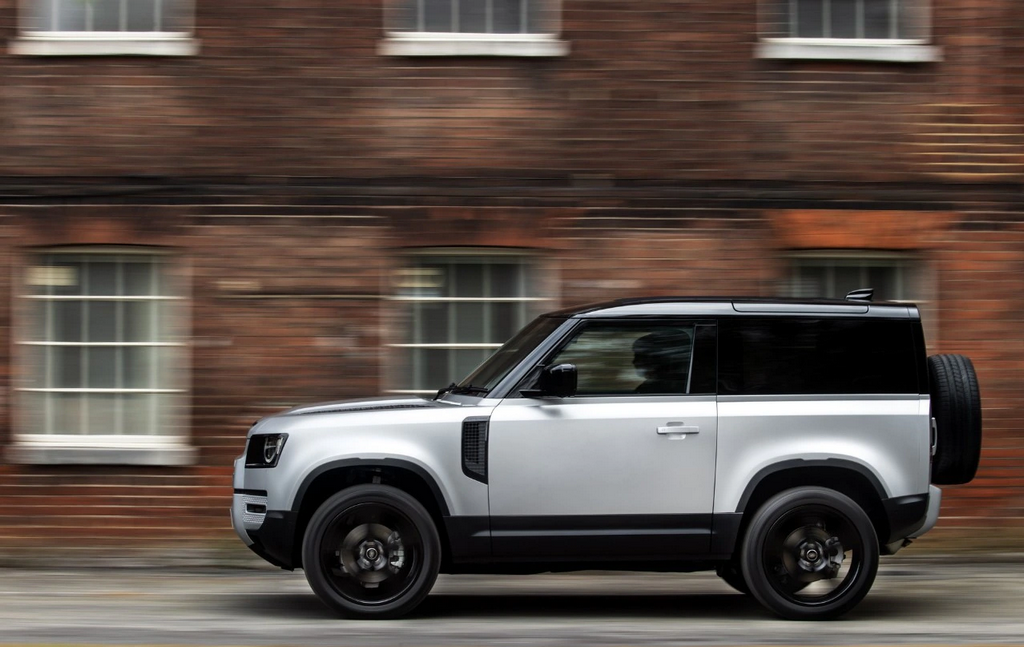 Land Rover Defender 2021 - prime foto ufficiali 