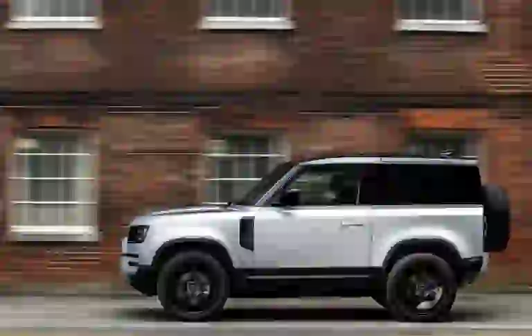 Land Rover Defender 2021 - prime foto ufficiali  - 1