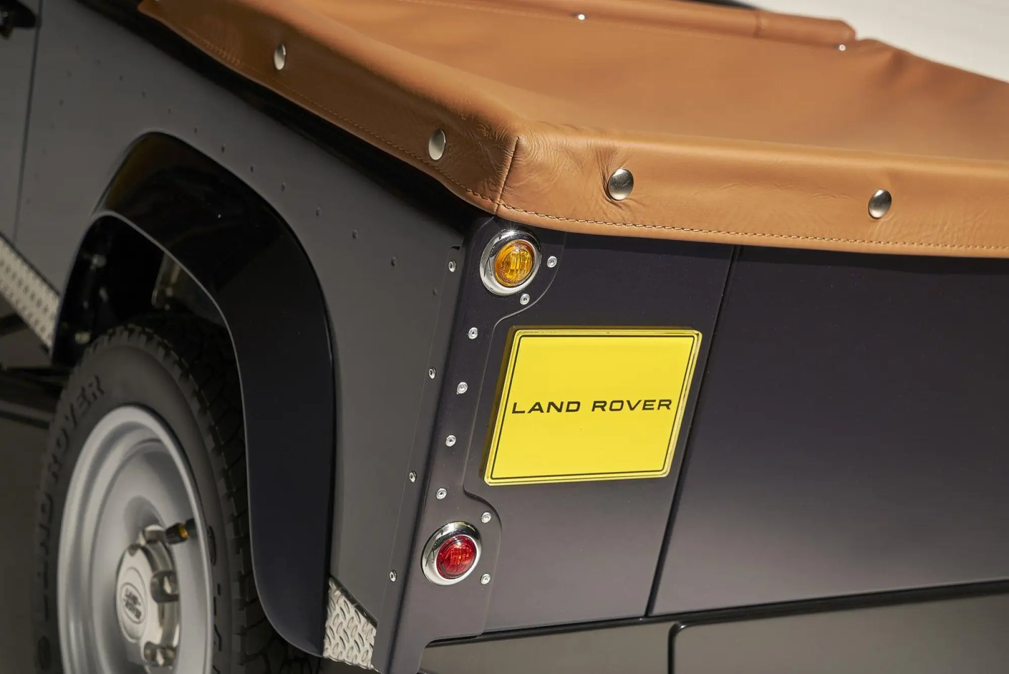 Land Rover Defender concept a pedali - 3
