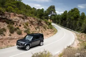 Land Rover Defender D300 X-Dynamic SE - Prova su Strada