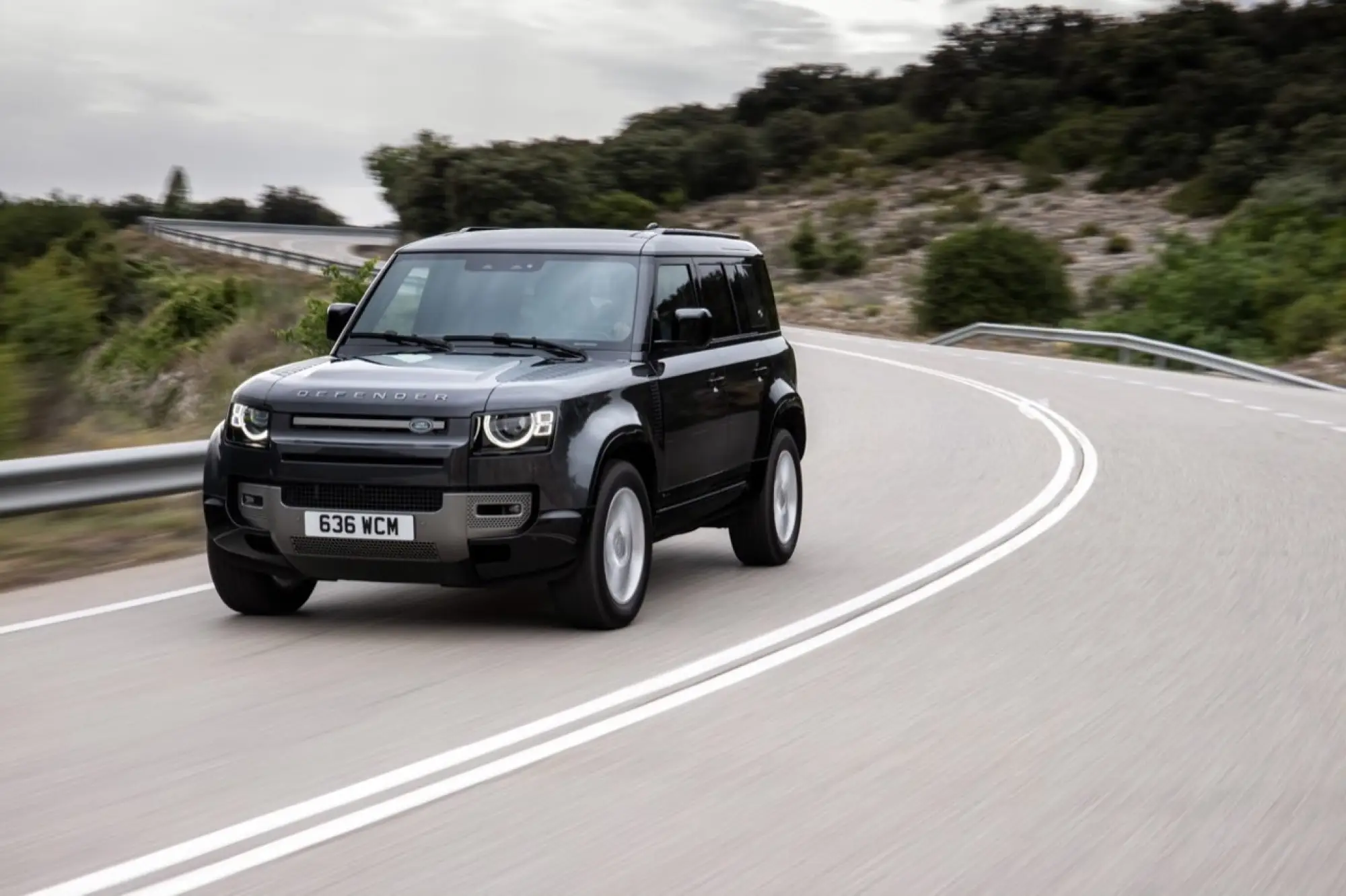 Land Rover Defender D300 X-Dynamic SE - Prova su Strada - 12