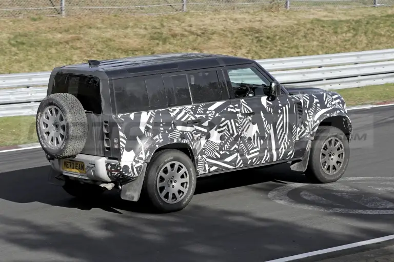 Land Rover Defender SVX 2023 - Foto Spia 19-04-2022 - 3