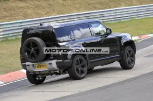 Land Rover Defender V8 - Foto spia 30-7-2020