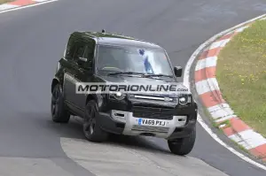 Land Rover Defender V8 - Foto spia 30-7-2020