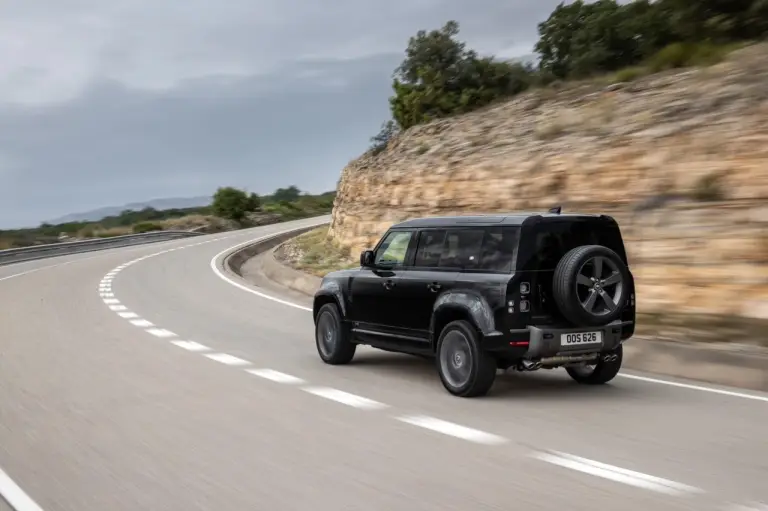 Land Rover Defender V8 - Prova Su Strada  - 2