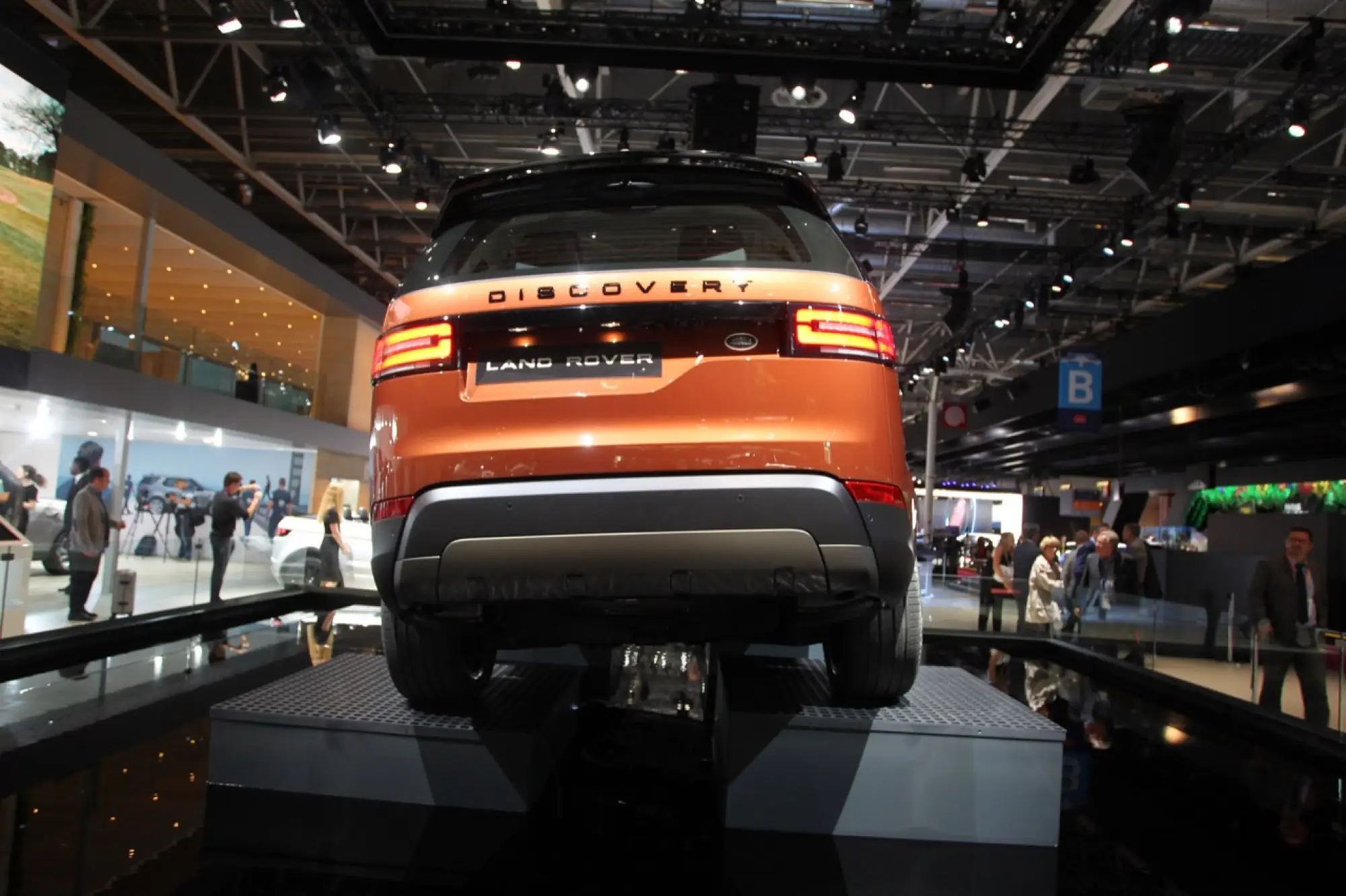 Land Rover Discovery 5 - Salone di Parigi 2016 - 4