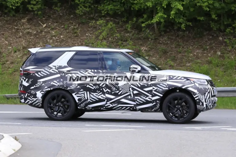 Land Rover Discovery - Foto spia 25-5-2020 - 13