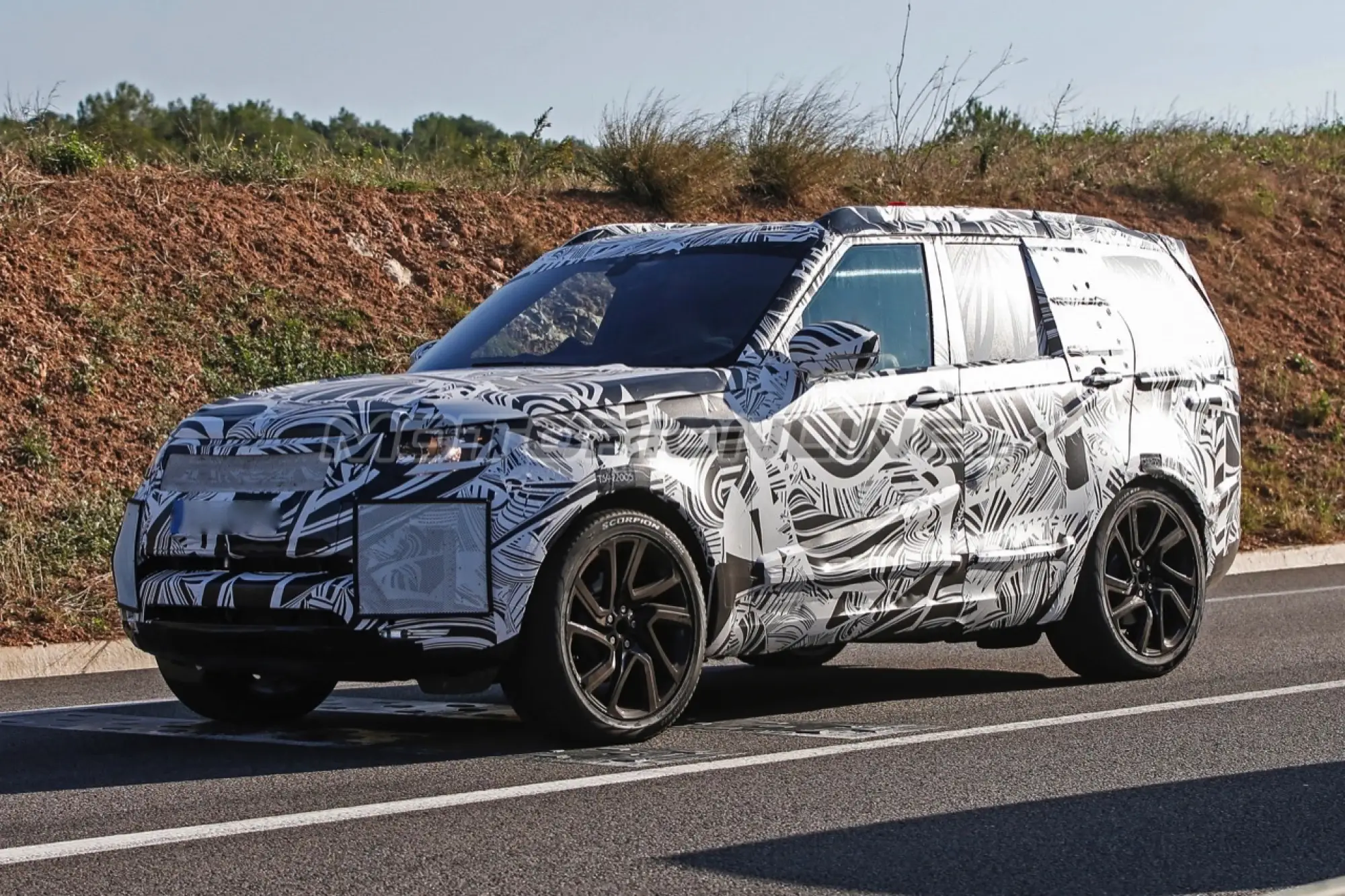 Land Rover Discovery MY 2016 - Foto spia 26-10-2015 - 3