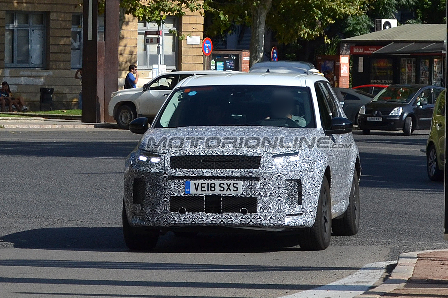 Land Rover Discovery Sport foto spia 10 settembre 2018