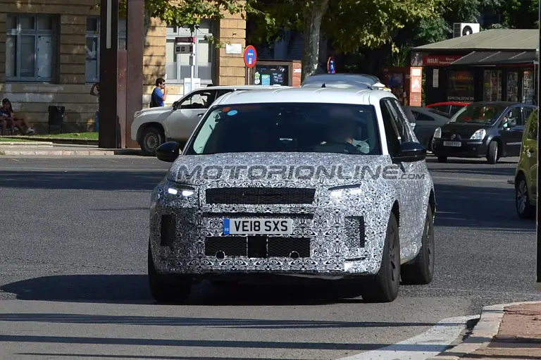 Land Rover Discovery Sport foto spia 10 settembre 2018 - 1