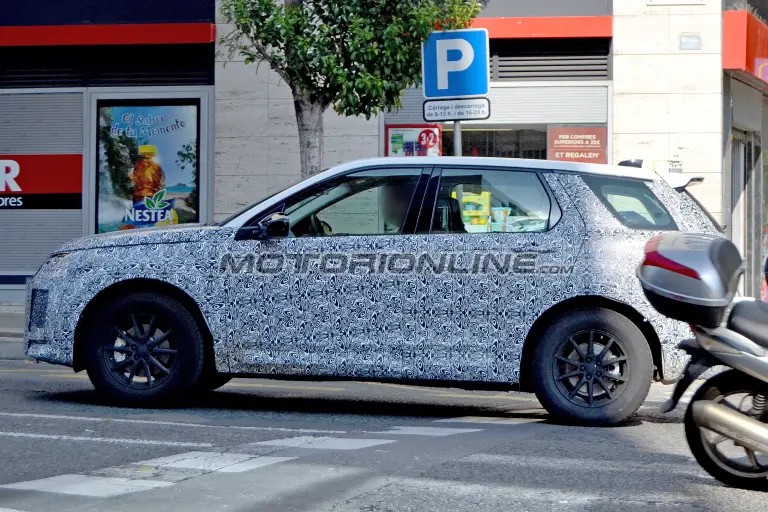 Land Rover Discovery Sport foto spia 10 settembre 2018 - 9